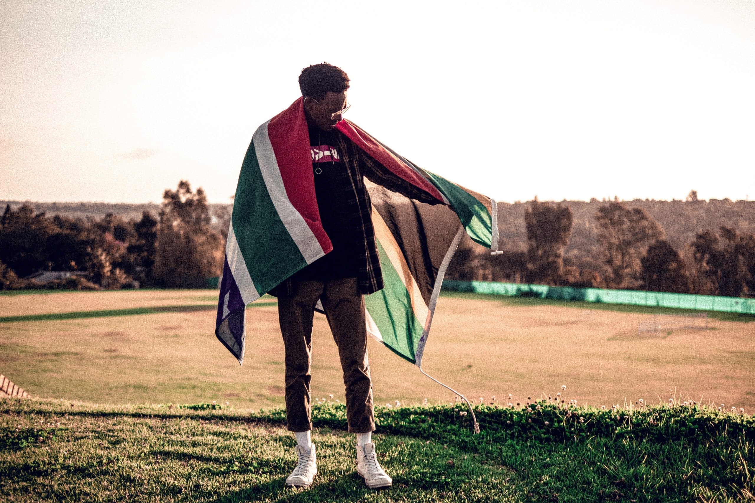 Segurando a bandeira da África do Sul | Crédito: Karabo Mdluli